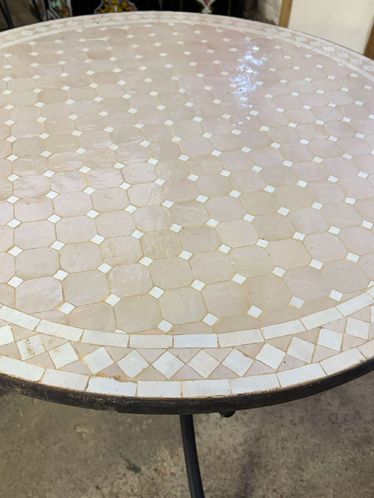 Natuursteen mozaïek crème tafel