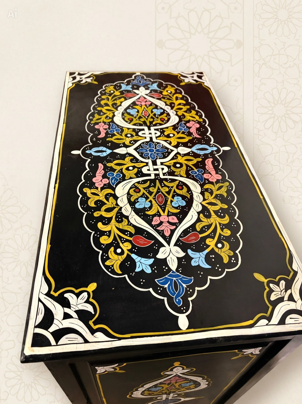 Handgeschilderde Marokkaanse kast met authentieke artisanale details