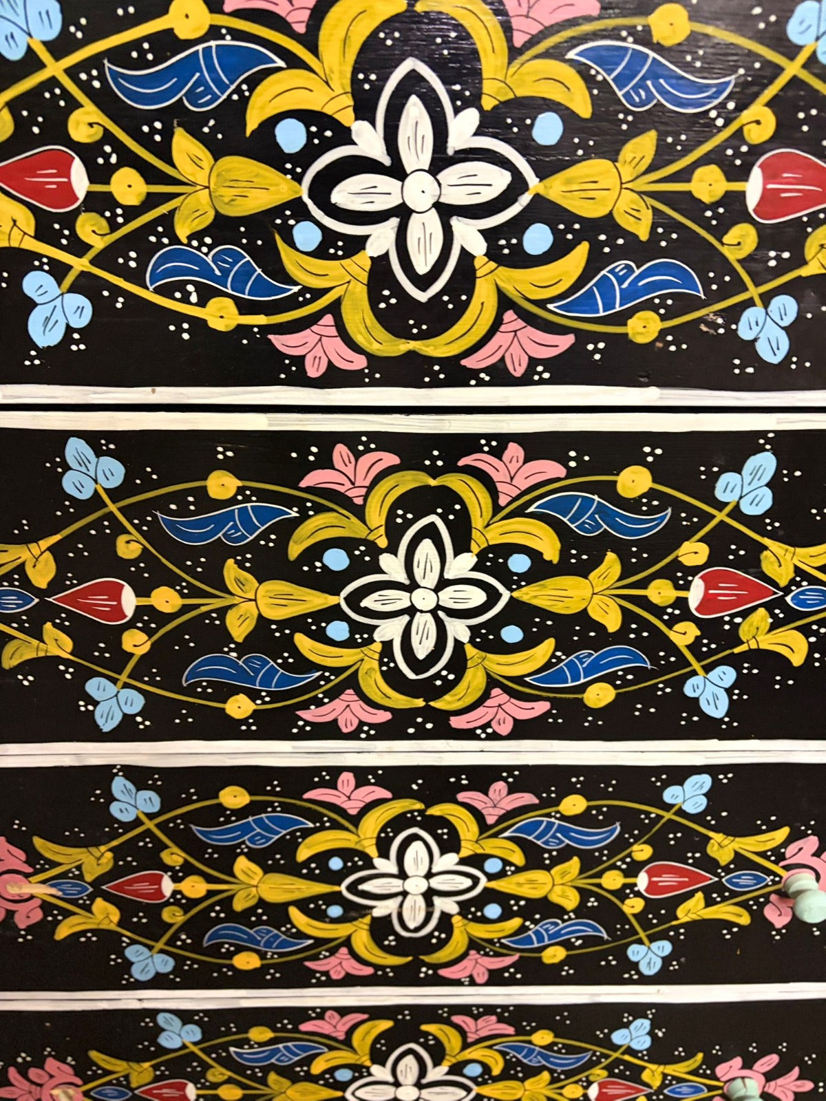 Handgeschilderde Marokkaanse kast met authentieke artisanale details